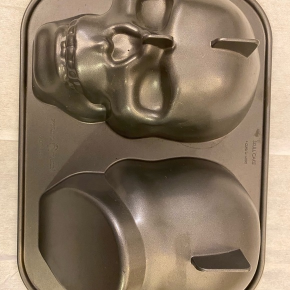 SKULL Cake Mold 3-D - Picture 13 of 15